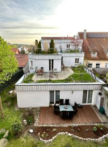 uma vista aérea de uma casa branca com um deque em Apartment Luk em Furth im Wald