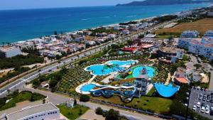 - une vue aérienne sur un complexe avec un parc aquatique dans l'établissement L'escale Appart-hôtel By 7AV HOTELS, à M'diq