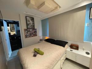um quarto com uma cama com um bicho de peluche em Lindo Apto com Escritório, Varanda e Garagem no Centro de Niterói em Niterói