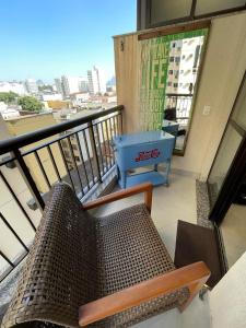 a balcony with a chair and a table on a building at Lindo Apto com Escritório, Varanda e Garagem no Centro de Niterói in Niterói