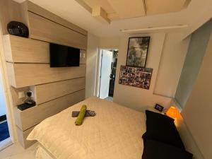um quarto com uma cama com um objecto amarelo em Lindo Apto com Escritório, Varanda e Garagem no Centro de Niterói em Niterói