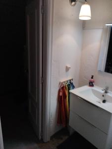ein Badezimmer mit einem Waschbecken, einem Spiegel und einem weißen Waschbecken in der Unterkunft Can Polta in Santa Margalida