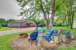 een groep stoelen onder een boom bij Spacious Ozawkie Home - Near Lake Perry! in Ozawkie