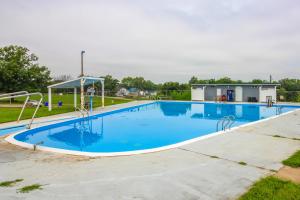 ein großer Pool mit blauem Wasser in der Unterkunft Spacious Ozawkie Home - Near Lake Perry! in Ozawkie