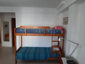 Uma ou mais camas em beliche em um quarto em Lo de Fausto