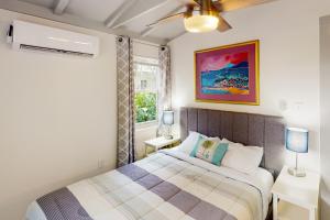 a bedroom with a bed and a window at Turquoise Turtle Manor in Tavernier