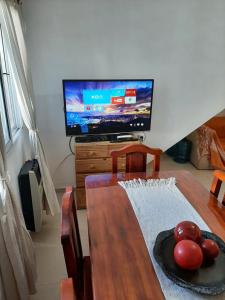 uma sala de estar com uma mesa e uma televisão em Lo de Fausto em Concordia