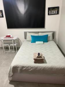 Una cama con un montón de toallas en una habitación en Ocean Pearl en San Juan