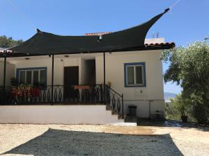 Το κτήριο όπου στεγάζεται  το διαμέρισμα