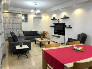 Χώρος καθιστικού στο Tyana Home-1