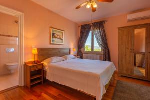 RakaljにあるKapetanova Villaのベッドとトイレと窓のある寝室 +64枚の写真