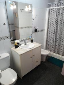 Baðherbergi á HABITACIONES PRIVADAS - CASA RURAL - Baño compartido con los anfitriones