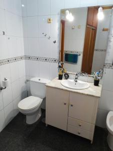 bagno con servizi igienici, lavandino e specchio di HABITACIONES PRIVADAS - CASA RURAL - Baño compartido con los anfitriones a Suances