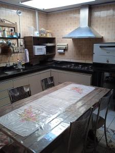 cocina con mesa de madera y encimera en Casa da tranquilidade, en Ouro Preto
