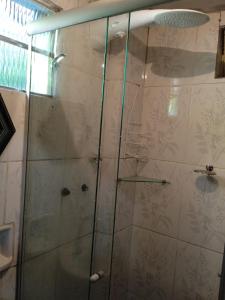 y baño con ducha y puerta de cristal. en Casa da tranquilidade en Ouro Preto
