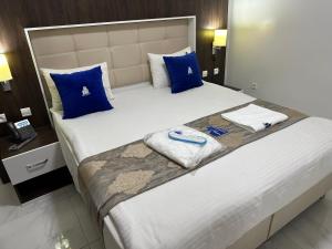 מיטה או מיטות בחדר ב-Hôtel Esma Nouadhibou