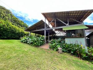 a building with a roof on top of a yard at Pousada Simpatia da Ilha in Fernando de Noronha