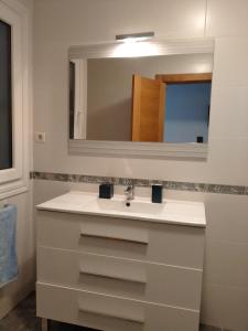 uma casa de banho com um lavatório e um espelho em Apartamento Lekeitio, Garaje y WIFI em Lekeitio