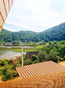- une vue sur la rivière depuis un bâtiment dans l'établissement Zorra Challet, à Eşelniţa
