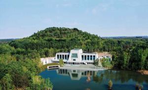 uma vista aérea de uma casa no topo de um lago em ‘t Vaerthuys em Dilsen-Stokkem