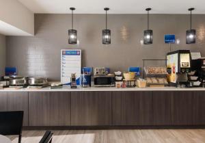 a kitchen with a counter with aasteryasteryasteryasteryasteryasteryasteryasteryastery at Best Western Eastland in Eastland