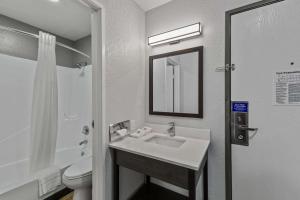 Bilik mandi di Motel 6 Brighton CO Denver Northeast