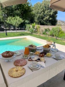 una mesa con comida junto a una piscina en Quintal do Grémio, en Torre de Moncorvo