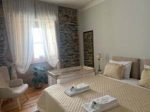 een slaapkamer met een bed met handdoeken erop bij Quintal do Grémio in Torre de Moncorvo