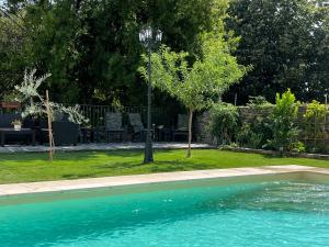 una piscina con un poste de luz en un patio en Quintal do Grémio, en Torre de Moncorvo