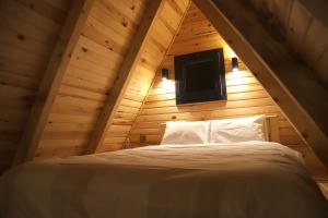 una camera con letto in una mansarda in legno di halduzendagevi a Çaykara