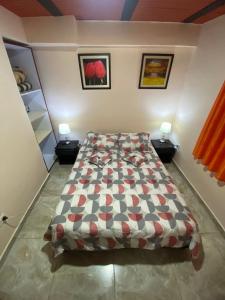 1 dormitorio con 1 cama y 2 mesitas de noche en Apartamento Casa Betty Salento., en Salento