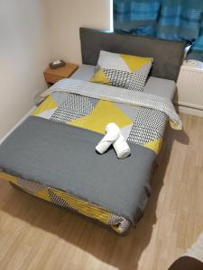 Un pat sau paturi într-o cameră la Beautiful House in Ruislip