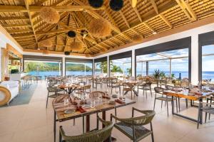 Cook's Bay Hotel & Suites餐厅或其他用餐的地方