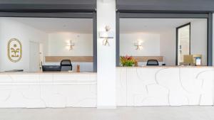 a salon with a white counter and a mirror at Cook's Bay Hotel & Suites in Paopao