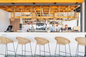 Cook's Bay Hotel & Suites酒廊或酒吧区