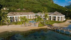 una vista aerea di un resort sulla spiaggia di Cook's Bay Hotel & Suites a Paopao