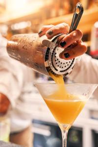 Cook's Bay Hotel & Suites的酒水