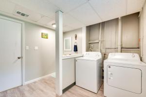 ダグラスビルにあるFamily Home with Yard - 25 Mi to Downtown Atlanta!のランドリールーム(洗濯機&乾燥機2台付) +27枚の写真