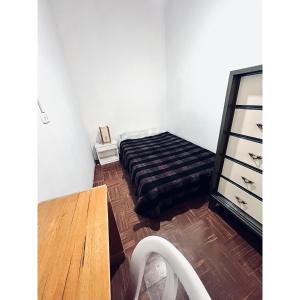 ein Zimmer mit einem Bett in der Ecke eines Zimmers in der Unterkunft Hostal Mamaquilla in Pasto