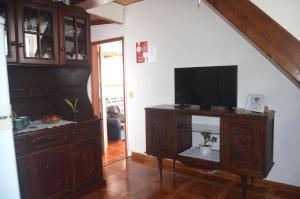 a living room with a tv and a fish tank at Vista do Pilar in Conceição