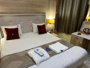 努瓦迪布Hôtel Esma Nouadhibou的酒店房间里有一张大床，床上放着毛巾 更多37张照片