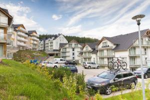 un estacionamiento con un coche con bicicletas en el techo en VacationClub - Ischgl Apartament 19, en Sienna