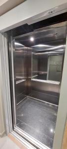 a microwave oven with its door open in a room at Dpto Calidad Premium Zona Norte San Miguel de Tucumán in San Miguel de Tucumán