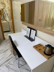 Hôtel Esma Nouadhibou的厨房或小厨房