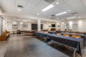 Posezení v ubytování Regent Hotel Revelstoke + 37 fotografií