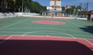 a tennis court with a basketball hoop on it at FLAT CAVALINHO BRANCO in Águas de Lindóia