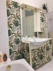 A bathroom at La casa di Nanà in centro Még 47 kép