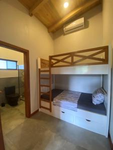 sypialnia z 2 łóżkami piętrowymi i drzwiami w obiekcie Casa de Campo Fichtelberger Hohenau w mieście Hohenau