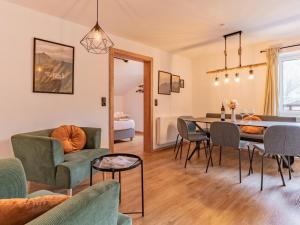 - un salon et une salle à manger avec une table et des chaises dans l'établissement Tirola Stadl Vroni Hansl, à Hopfgarten im Brixental