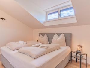 - 2 lits dans une chambre avec fenêtre dans l'établissement Tirola Stadl Vroni Hansl, à Hopfgarten im Brixental